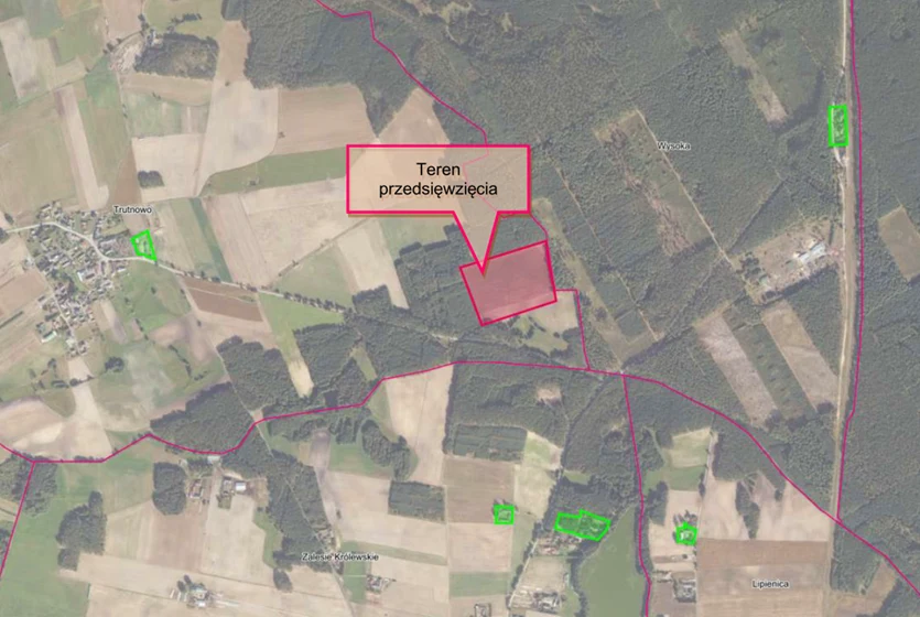 Ortofotomapa z zaznaczonym terenem przedsięwzięcia (czerwony obrys) na tle miejscowości Trutnowo, Wysoka, Zalesie Królewskie i Lipienica oraz pól, lasów i dróg